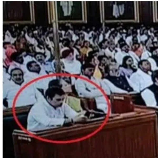 குடியரசுத் தலைவர் உரையின்போது செல் போனைப் பயன்படுத்திய ராகுல் - அடடே விளக்கம் சொன்ன காங்கிரஸ்!
