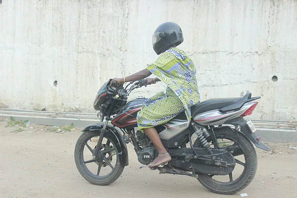 பல்சர் ஓட்டும் சத்தியபாமா