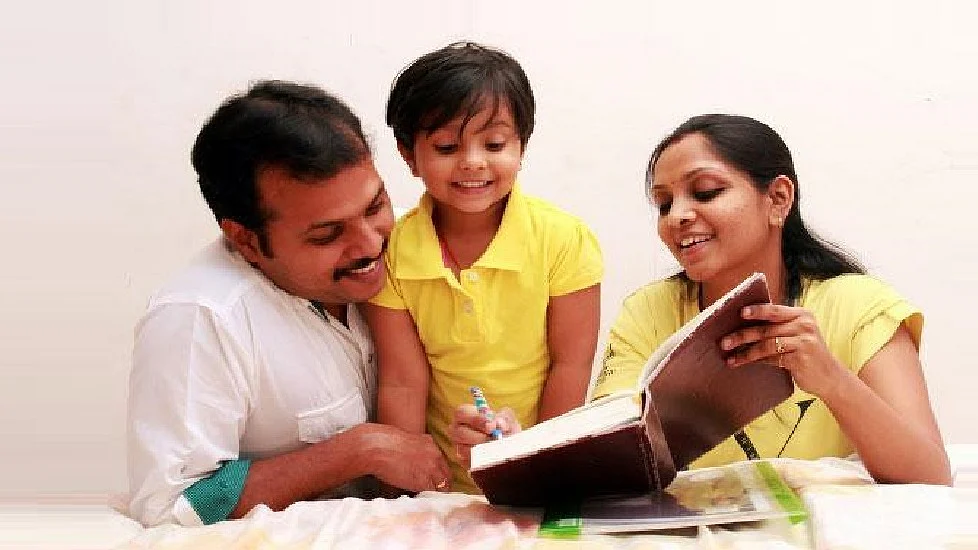 வீட்டுப்பாடம் செய்ய உதவும் பெற்றோர்
