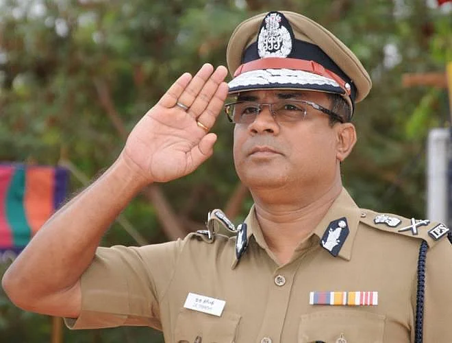 ஐ.ஏ.எஸ்ஸுக்கு ஆசைப்பட்டு ஐ.பி.எஸ் ஆனார் - டி.ஜி.பி திரிபாதியின் `தில்' பக்கங்கள்