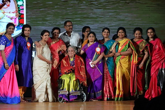 நடன ஆசிரியருடன் ரேவதி