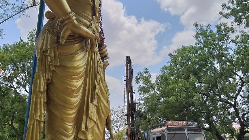 ராஜராஜ சோழன் சிலை