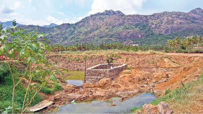 தனியாருக்குத் தாரைவார்க்கப்பட்ட குளம்... கொதிக்கும் விவசாயிகள்!