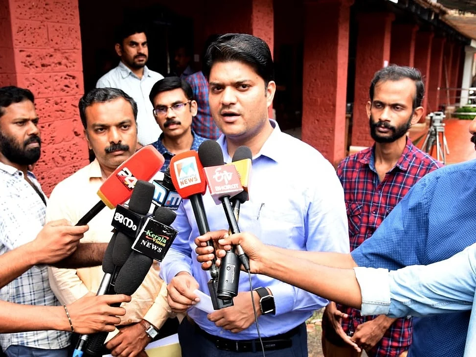 `ஸ்டாப்பில் நிற்பதில்லை; மாணவர்கள் ஏறினால் வசைபாடுவார்!'- கண்டக்டருக்கு கலெக்டரின் விசித்திர தண்டனை
