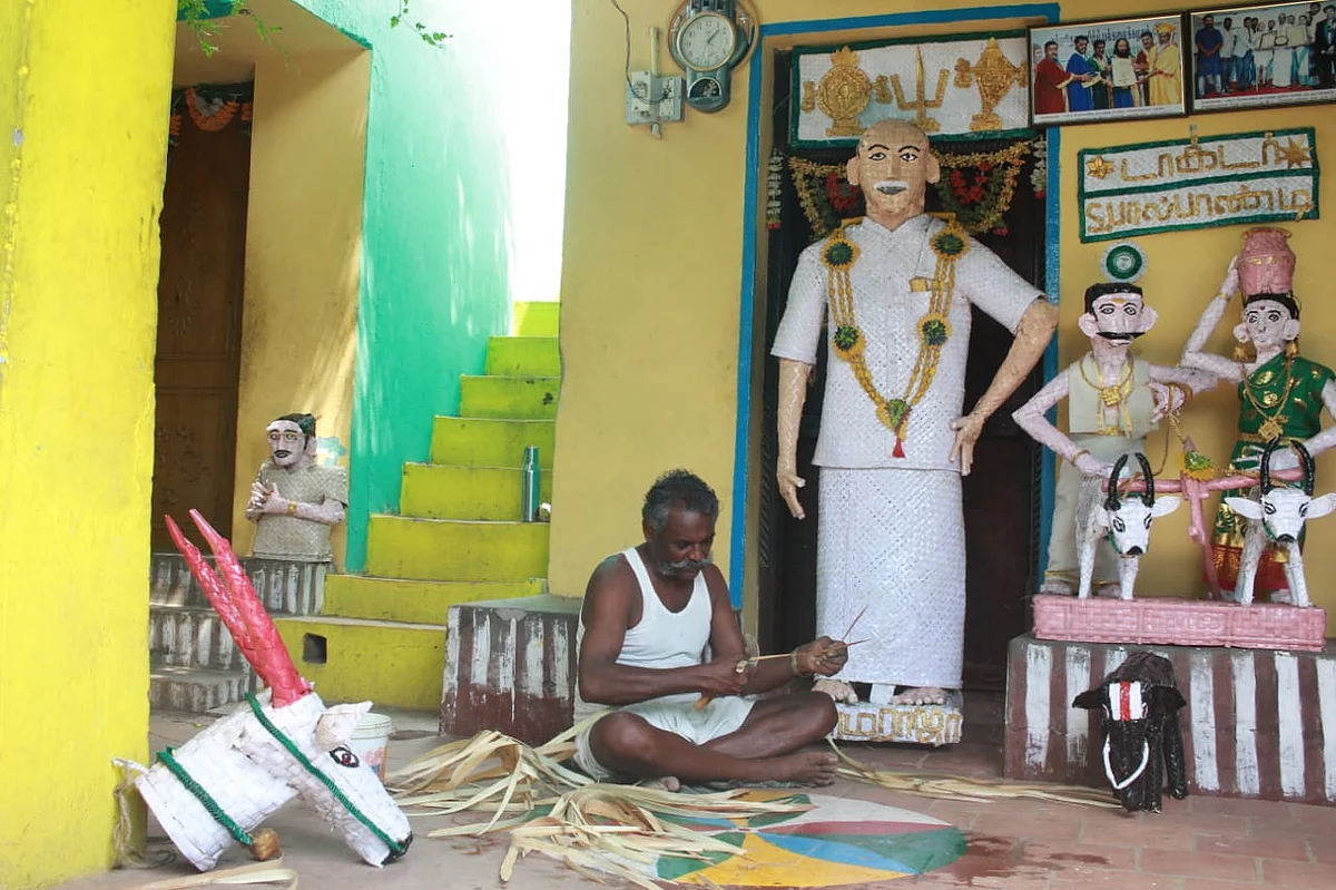 பனை ஓலையில் கலைப் பொருள் செய்யும் பணியில் பால்பாண்டி