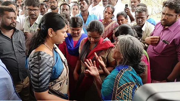 கொலை செய்யப்பட்ட மாரியம்மாள் வீட்டில் கனிமொழி