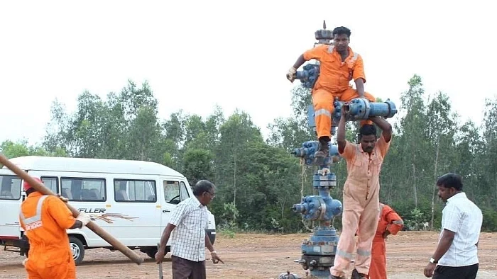 குழாய் அமைக்கும் பணி