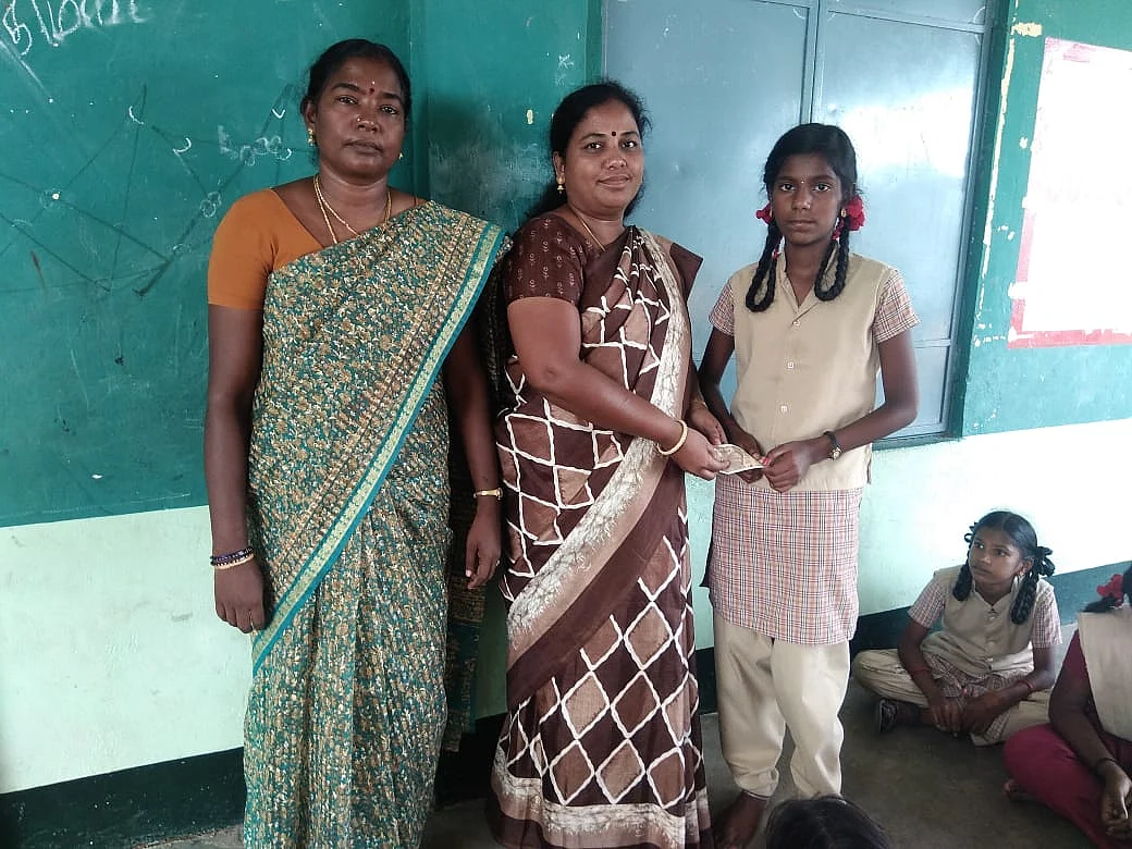 `தமிழ்த்தாய் வாழ்த்தை சரியாகப் பாடினால் பரிசு!' - அசத்தும் அரசுப் பள்ளி ஆசிரியை