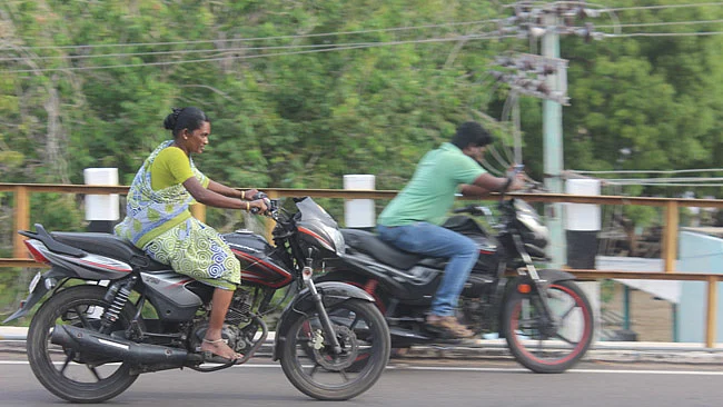 பல்சர் ஓட்டும் சத்தியபாமா