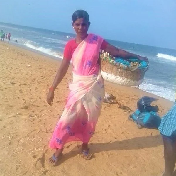 ``கணவர் இறந்த பிறகு, கடற்கரைதான் காப்பாத்துது!" மெரினாவில் கடலை விற்கும் தங்கம்