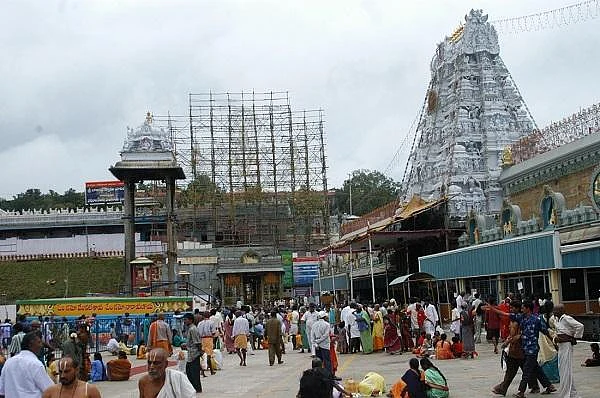 ரயில் நிலையம் அருகிலேயே தங்கும் அறை... திருப்பதியில் புதிய வசதி அறிமுகம்!