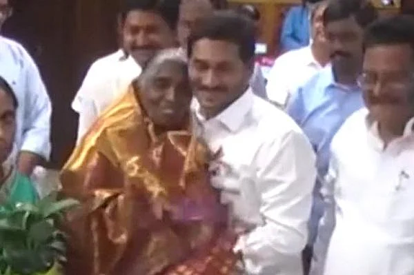 'ஏழை மக்களுக்குக் கொடுங்க!' - ஜெகன்மோகன் ரெட்டியை அசரவைத்த ஆந்திர மூதாட்டி