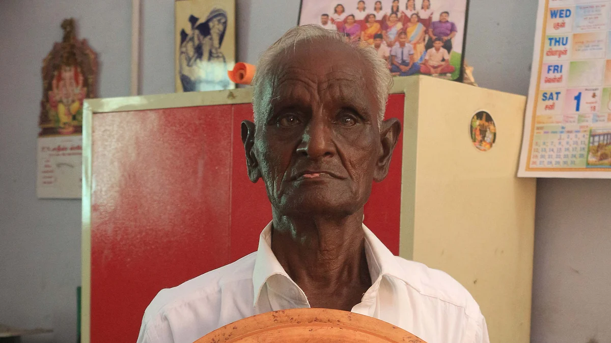 தமிழ் எண்கள் கொண்ட கடிகாரத்துடன் மாரியப்பன்