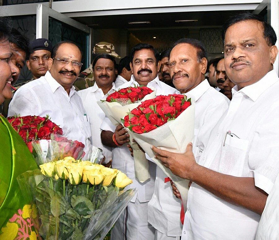 `சசிகலாவுக்கும் தினகரனுக்கும் என்ன பிரச்னை?!' - எடப்பாடியிடம் பட்டியல் கொடுத்த `கார்டன்' தோழி