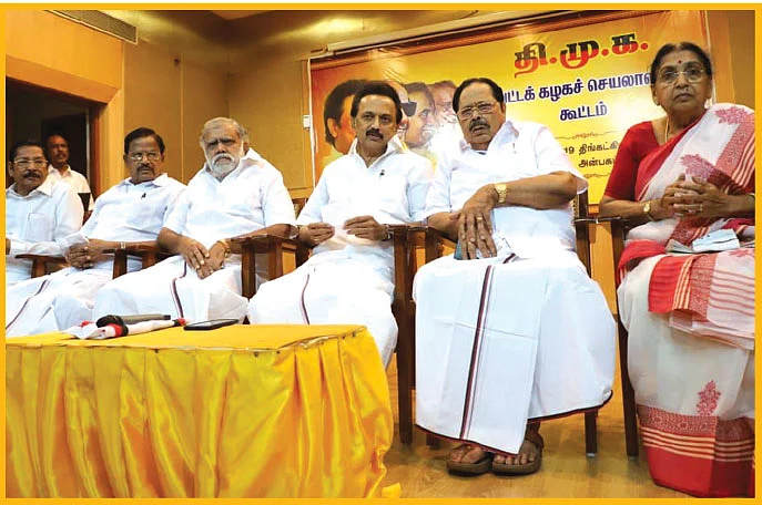 மிஸ்டர் கழுகு: அ.தி.மு.க-வை காப்பாற்றுமா கார்ப்பரேட் வியூகம்?