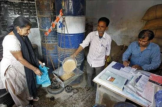 `அக்டோபர் மாதத்துக்குப் பிறகு இலவச அரிசியின் நிலை?' - `ஒரே நாடு ஒரே ரேஷன் கார்டு' திட்டத்தின் பின்னணி