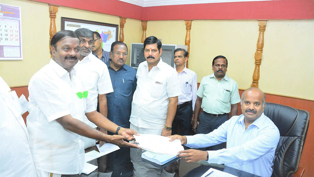 வேட்புமனு தாக்கல் செய்த ஏ.சி.சண்முகம்.