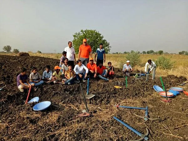 20 கி.மீ தூரம் கால்வாய்; 28 தடுப்பணைகள்... ஹல்காரா கிராமத்தை மாற்றிய தனிஒருவன்!