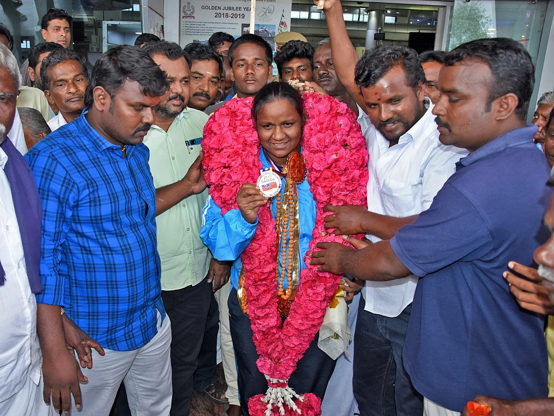 `அவளது வெற்றிக்காக கஷ்டங்களைச் சுமந்த அண்ணன்!'- 'தங்க மங்கை' அனுராதா கடந்து வந்த பாதை