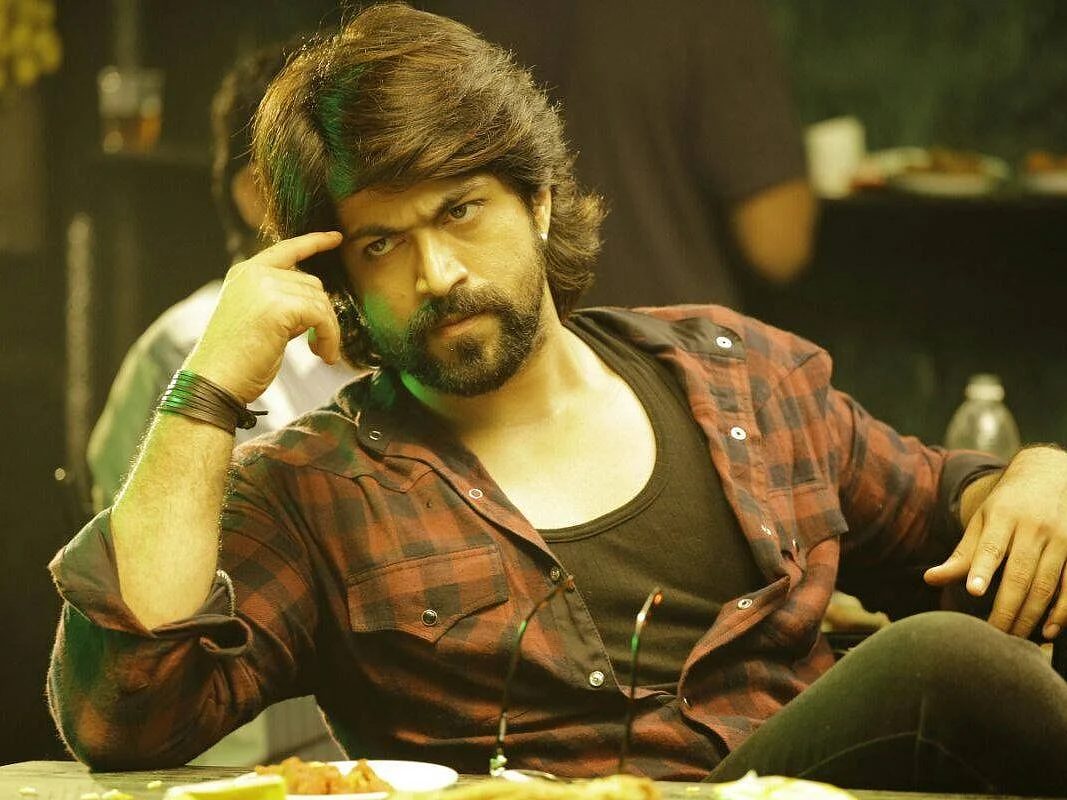 ``யஷ்... பேருந்து ஓட்டுநரின் மகன் டு கர்நாடக அஜித்குமார்!'' - `கே.ஜி.எஃப்' தாதாவின் கதை இது!