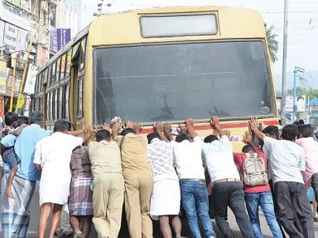 அதிகரிக்கும் எம்.டி.சி பேருந்து விபத்துகள்... காலாவதியான பேருந்துகள்தான் காரணமா..?