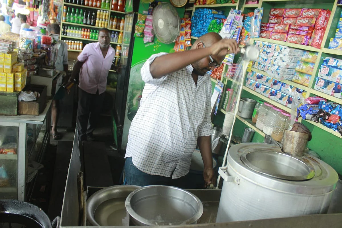 டீ ஆற்றும் இன்ஜினியர் கார்த்திக்