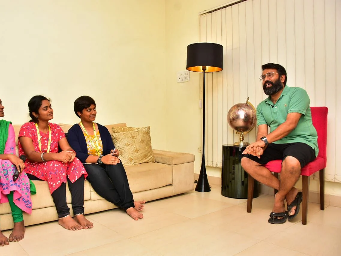 "மறக்க முடியாத பாராட்டு,கண்களைத் திறந்துவிட்டவர்" யாரைச் சொல்கிறார் சந்தோஷ் நாராயணன் #VikatanStudentScheme