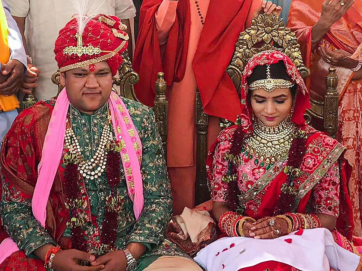 ``4 லாரிகள், 30 தொழிலாளர்கள்...!”- குப்தா திருமண விழாவால் குவிந்த குப்பையை அகற்றும் பணி தீவிரம்