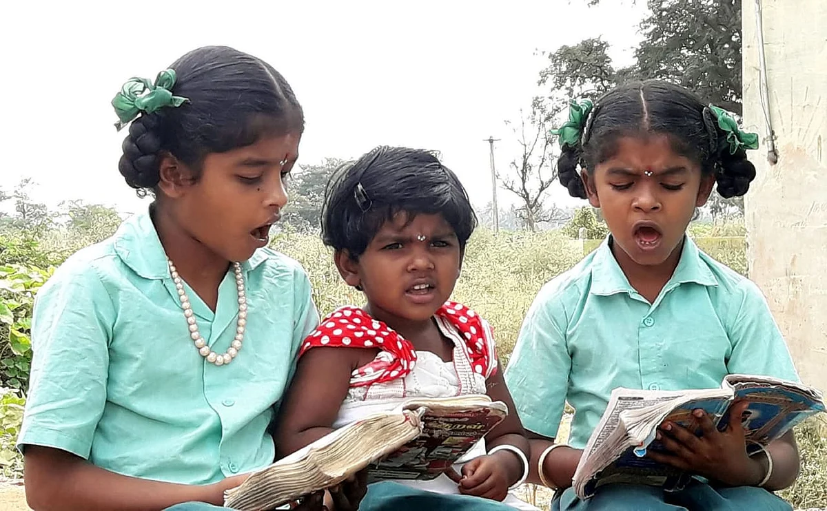 தங்கைக்கு திருக்குறள் கற்றுத்தரும் அக்காக்கள்