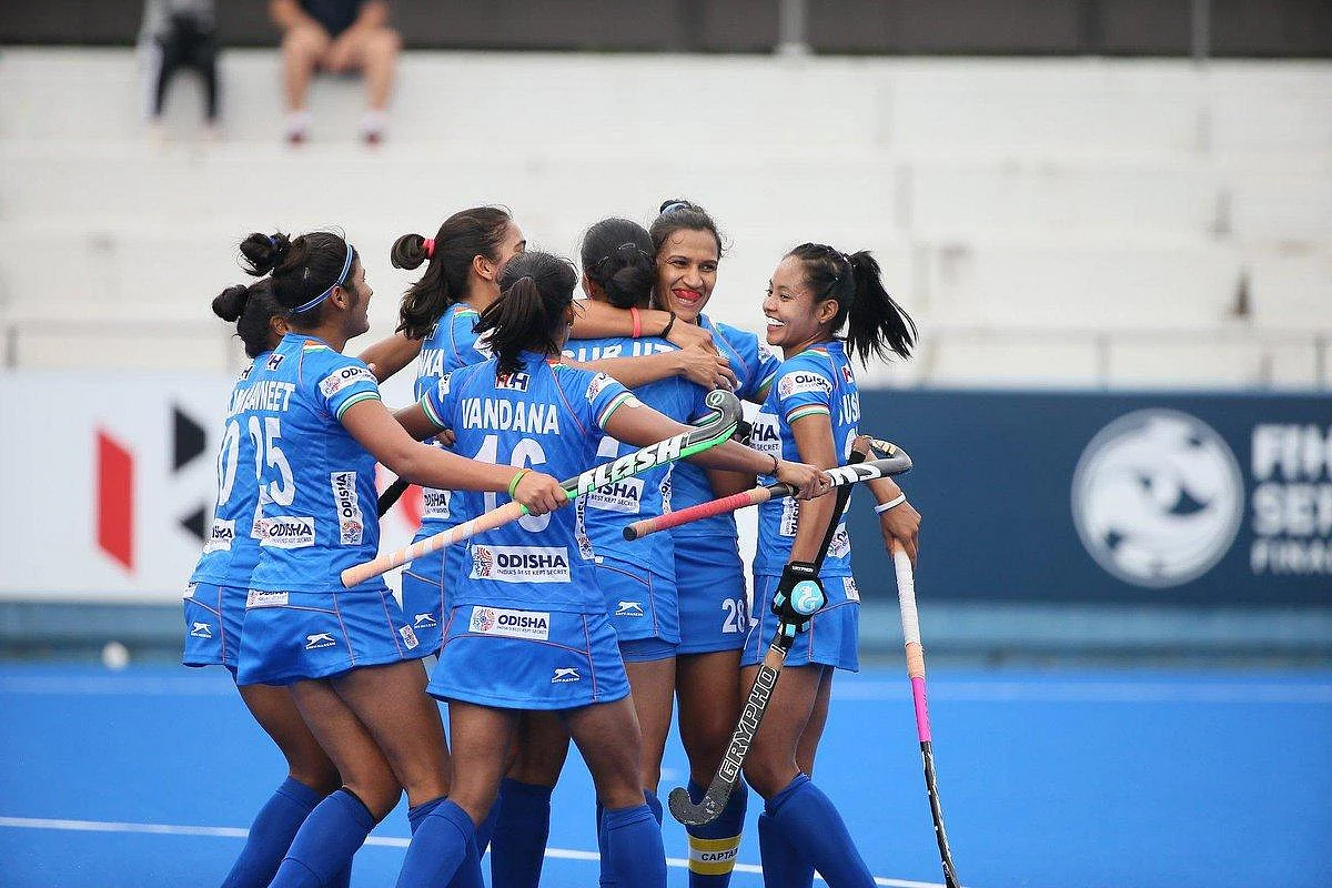 குர்ஜித் கவுரின் மிரட்டல் அடி! - ஹாக்கி சீரிஸ் தொடரில் இந்தியா அபாரம்