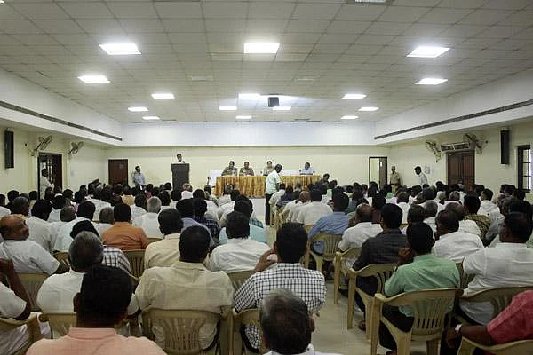 கரூர் எஸ்.பி மாற்றப்பட்டதன் பின்னணியில் அமைச்சர்? - கொந்தளிக்கும் சமூக ஆர்வலர்கள்
