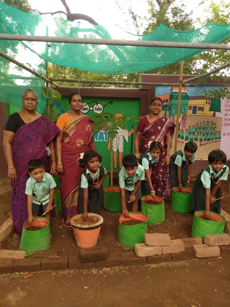 ``மரம் வளர்ப்பை ஊக்குவிக்க விதை பென்சில்!” - கரூரில் அரசுப் பள்ளியில் அசத்தல் முயற்சி