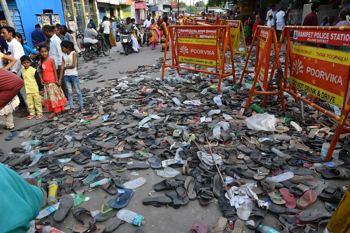 பக்தரிகளின் செருப்பு