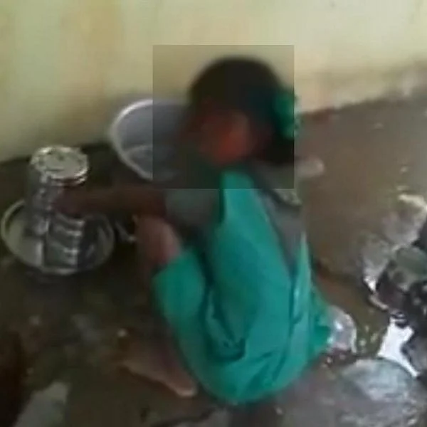 ஆசிரியர்கள் சாப்பிட்ட எச்சில் பாத்திரத்தைக் கழுவும் மாணவி! - கும்பகாேணத்தில் அவலம்