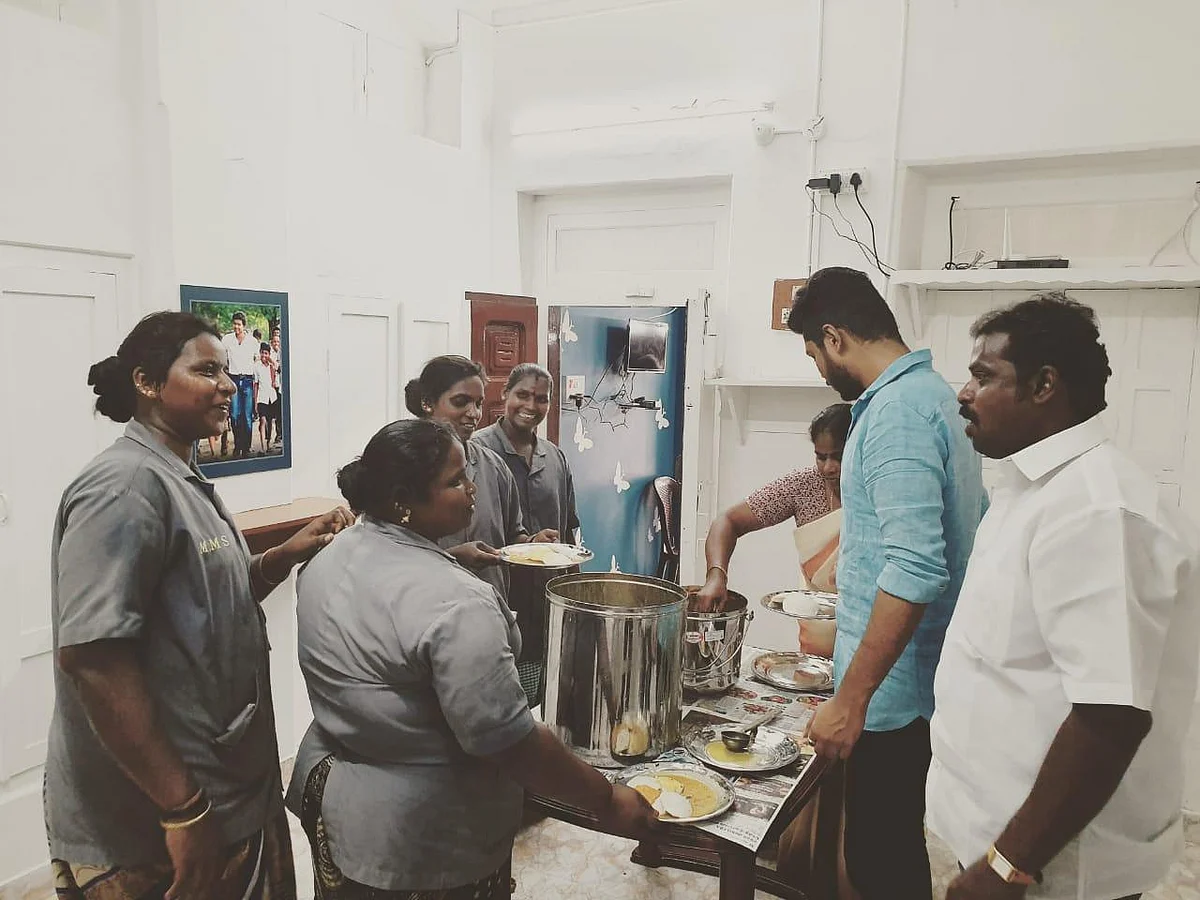 முதியவர்கள், பள்ளி மாணவர்களுக்கு இலவச காலை உணவு! - புதுக்கோட்டையில் அசத்தும் விஜய் மக்கள் இயக்கம்