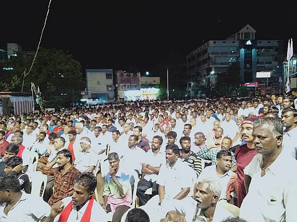 விழாவில் பங்கேற்ற கூட்டத்தின் ஒரு பகுதி