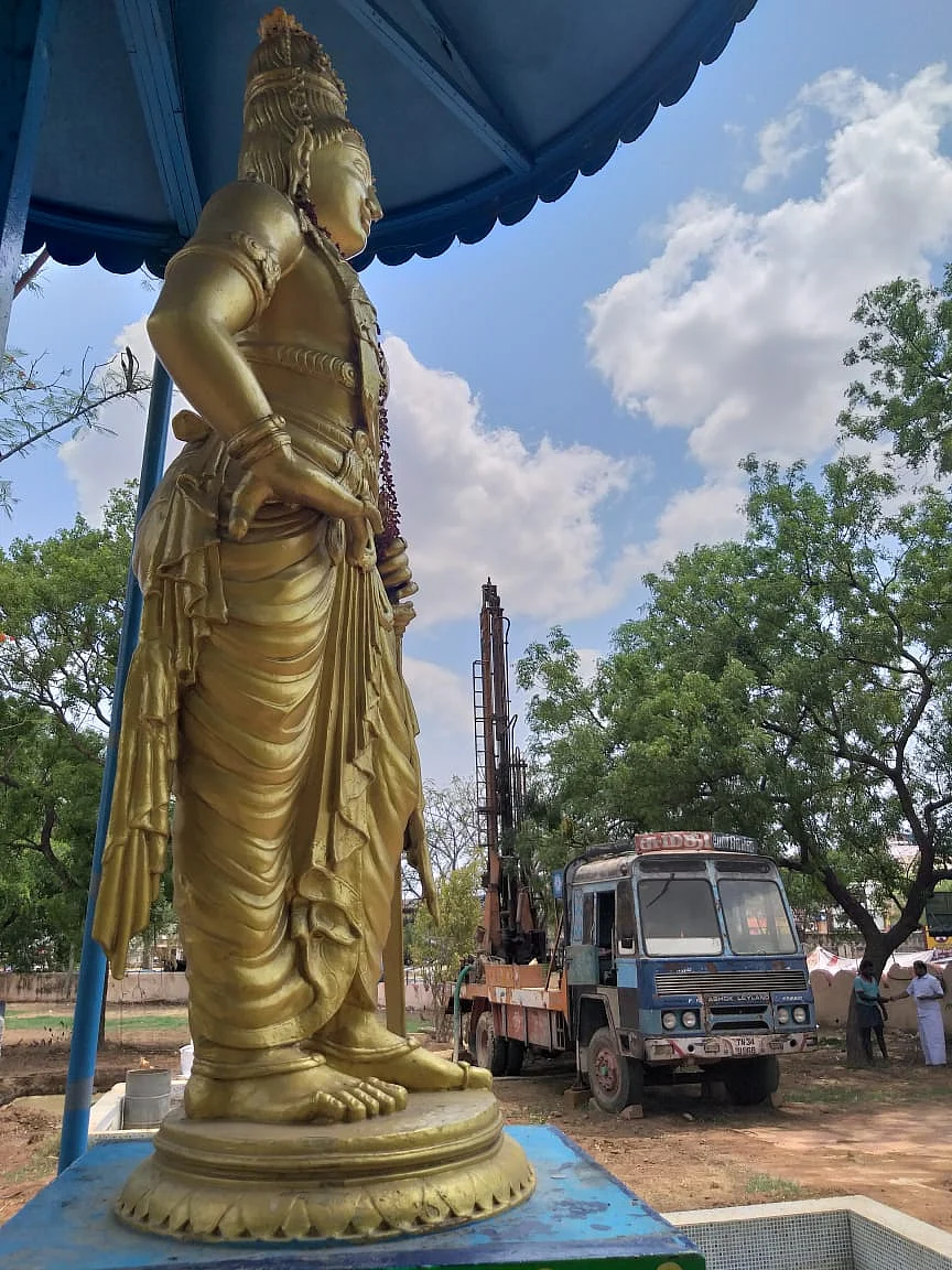 ராஜராஜ சோழன் சிலை