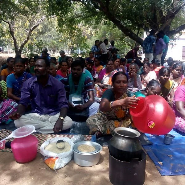 `எந்த அடிப்படை வசதியும் இல்லை' - ராமநாதபுரம் ஆட்சியர் அலுவலகத்தில் அடுப்புடன் குடியேறிய மக்கள்!