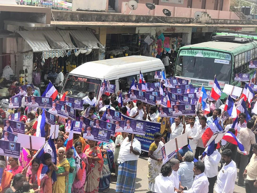 `வெறும் முழக்கங்கள் மட்டும் தண்ணீர்ப் பிரச்னைக்குத் தீர்வாகாது!' - வாணியம்பாடியில் ரஜினி மக்கள் மன்றத்தினர் பேரணி