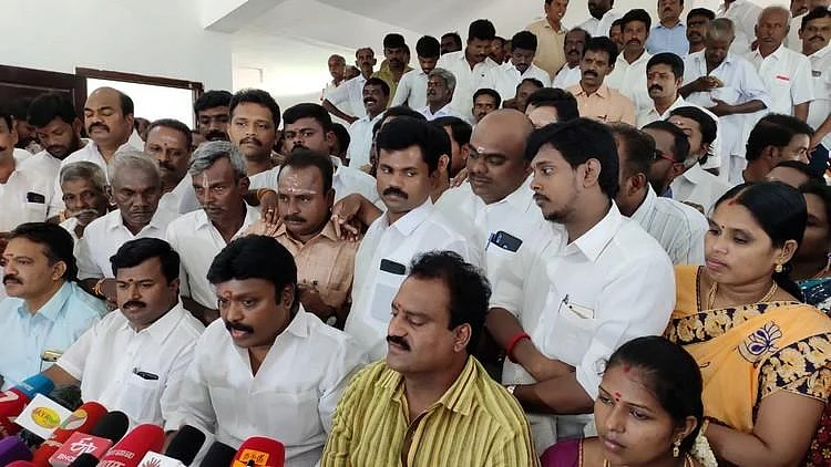 `டி.டி.வி சொல்வது தவறு; ரூ.70 கோடியல்ல 52 காேடி!' - அ.தி.மு.க-வில் ஐக்கியமாகும் இசக்கி சுப்பையா
