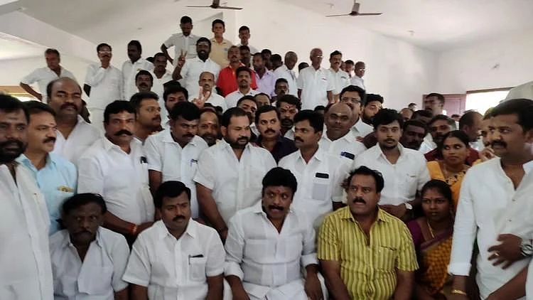`டி.டி.வி சொல்வது தவறு; ரூ.70 கோடியல்ல 52 காேடி!' - அ.தி.மு.க-வில் ஐக்கியமாகும் இசக்கி சுப்பையா