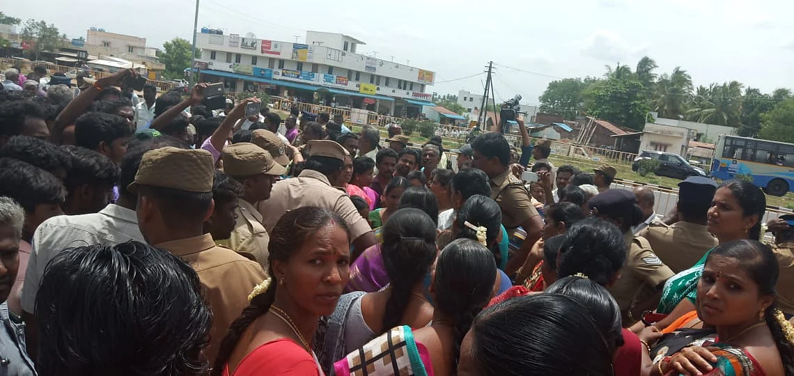 அரசு பள்ளியில் பொதுமக்கள் கூட்டம்