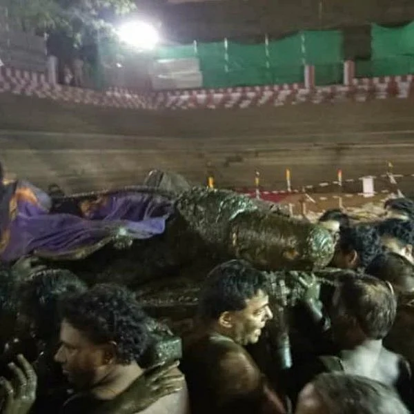 40 ஆண்டுகளுக்குப் பின் குளத்தைவிட்டு வெளியே வந்த அத்திவரதர் - காஞ்சிபுரத்தில் களைகட்டும் விழா!