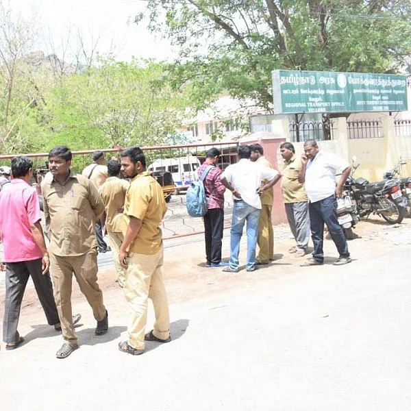``கட்டுக்கட்டாகச் சிக்கிய பணம்; வேலூர் ஆர்.டி.ஓ மீது வழக்கு பதிவு!” - புரோக்கர்களுக்குக் கடிவாளம்