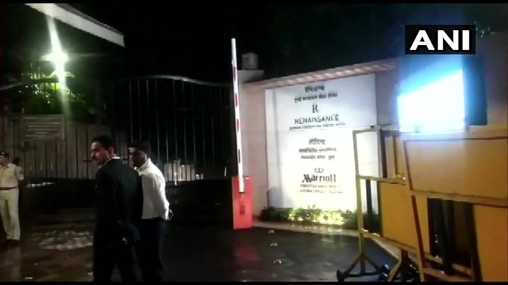 எம்.எல்.ஏ க்கள் தங்கியிருக்கும் மும்பை ஹோட்டல்!