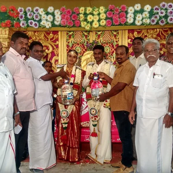 `மக்கள் நீரின் அவசியத்தை உணர வேண்டும்!’ - திருமணத்தில் தம்பதிக்கு தண்ணீர் பரிசு