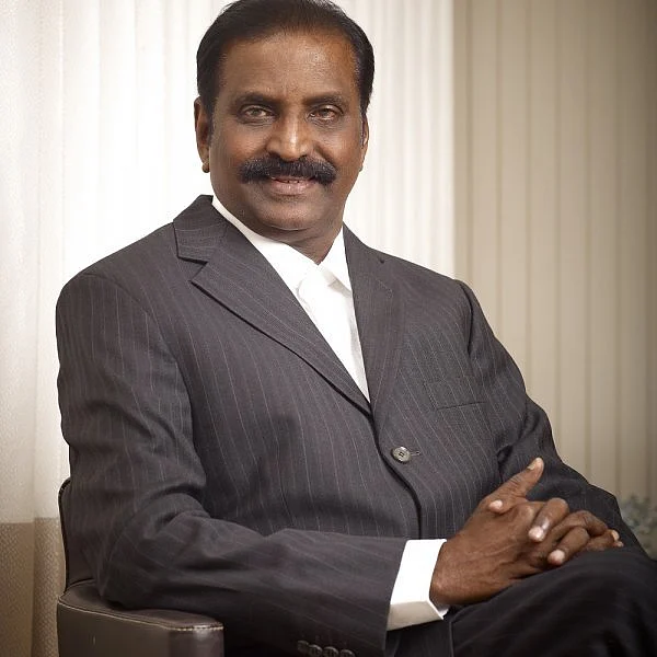 ''ராஜராஜன் என்கிற மாமன்னனைக் கொண்டாடுகிறோம்; போற்றுகிறோம்!'' - கவிஞர் வைரமுத்து