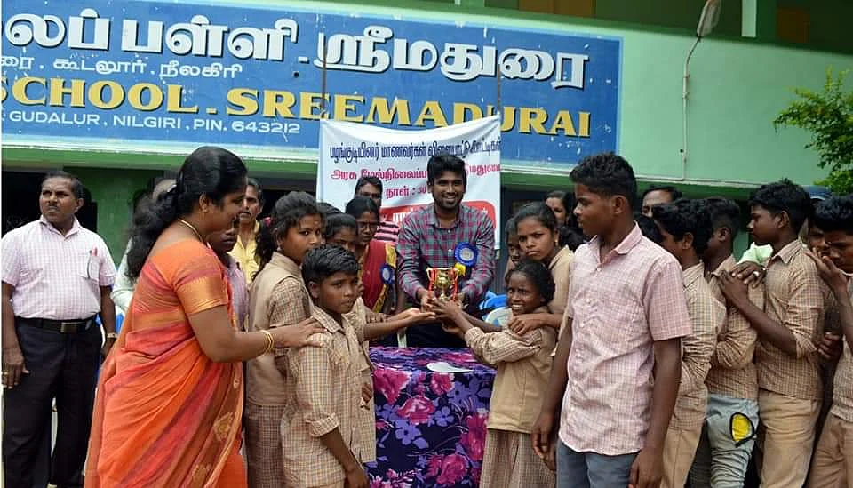 கபடி போட்டியில் வென்று பரிசு பெரும் பழங்குடி மாணவிகள்