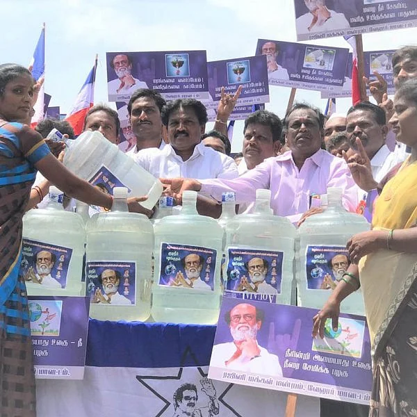 `வெறும் முழக்கங்கள் மட்டும் தண்ணீர்ப் பிரச்னைக்குத் தீர்வாகாது!' - வாணியம்பாடியில் ரஜினி மக்கள் மன்றத்தினர் பேரணி