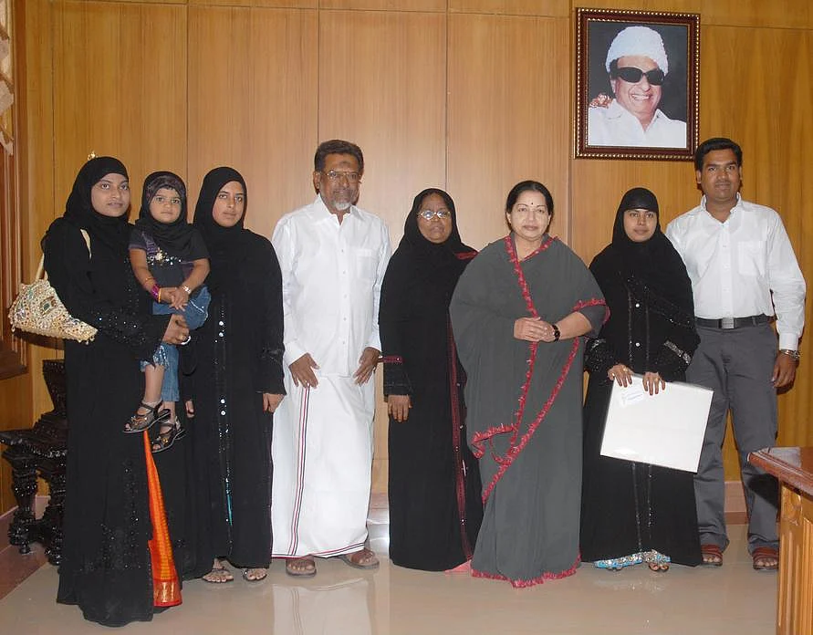 குடும்பத்தினருடன் முஹம்மது ஜான் ஜெயலலிதாவை சந்தித்த போது...